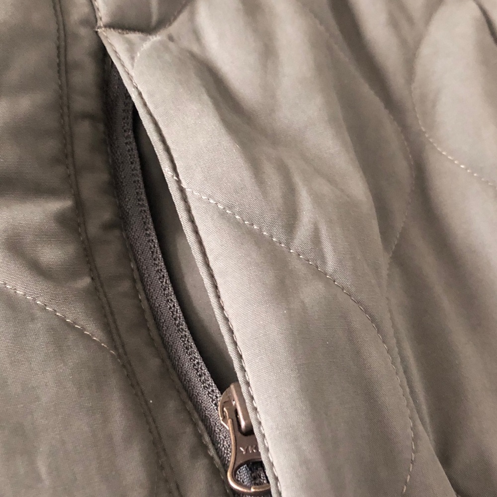 Duluth trading Men's Quilted Vest in Olive Green size Medium lots pockets - Picture 5 of 8